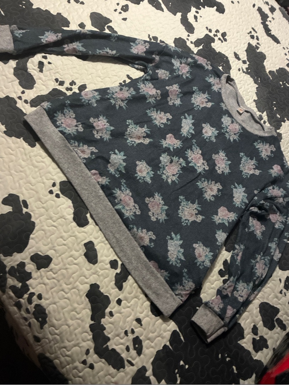 Woman’s Floral Crewneck Sweatshirt - Blue Gray with pockets